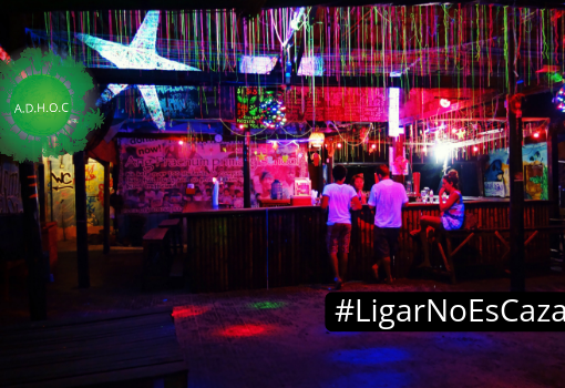 Cartel de un bar donde un amigo entra a otro